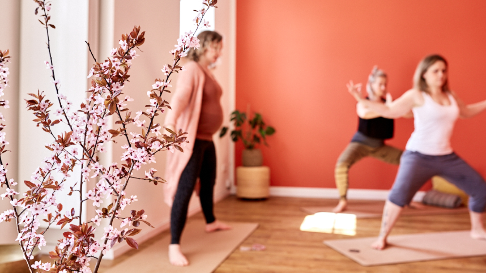 Mama entspannt während einer sanften Yogaeinheit auf der Yogamatte. Mama-Verwöhnyoga schenkt Müttern Zeit für sich selbst, Entspannung, Achtsamkeit, Bewegung und neue Kraft für den Familienalltag.