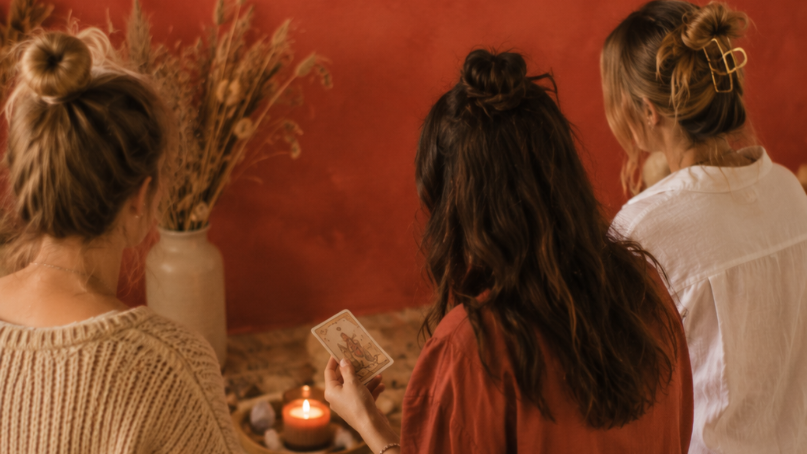 Frauenkreis mit Ritualen, Räuchern und Achtsamkeitsübungen – geschützter Raum für Austausch, Selbstfindung und weibliche Verbundenheit.