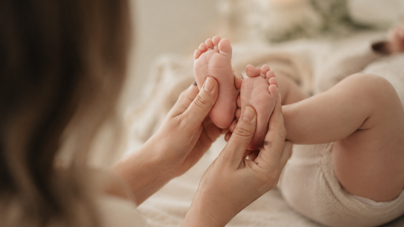 Babymassage nach Leboyer mit sanfter Fußmassage für Babys - fördert Entspannung, Eltern-Kind-Bindung und Geborgenheit.